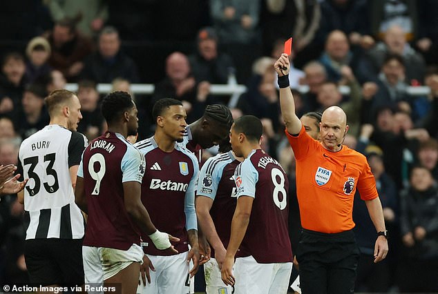 Napetosti su podignute nakon što je Aston Villa ugledao Jhona Durana u prvom poluvremenu