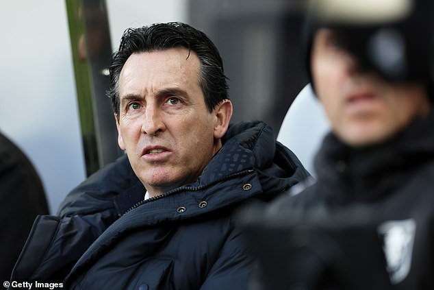 Tindall je tvrdio da su ga na poluvremenu provocirali tri člana osoblja Aston Villa, uključujući Emery