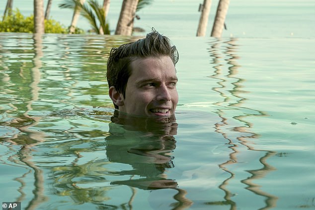 U priči o seriji on i njegova supruga Victoria Ratliff (glumi Parker Posey) posjećuju luksuzno odmaralište na Tajlandu