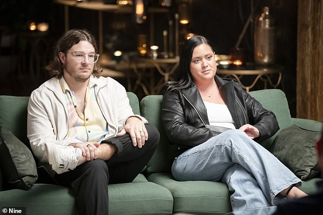 Kad je uzeo fotografiju mladenke Awhine, Jake je započeo navodeći: 'Nisam rasista ili ništa. Uglavnom volim kavkažane, uglavnom. 