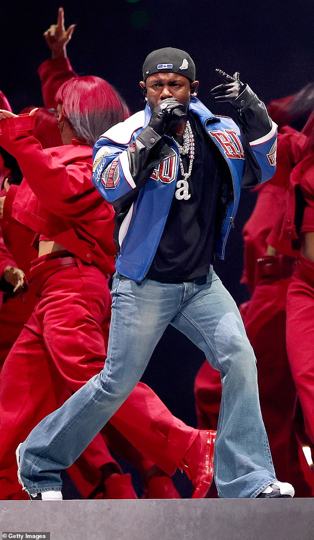 Dolazi nakon što je otkriveno da su virusne Celine Bootcut traperice Kendrick Lamar sportale tijekom nedjeljne emisije o poluvremenu Super Bowla, u početku je trebao nositi Chalamet