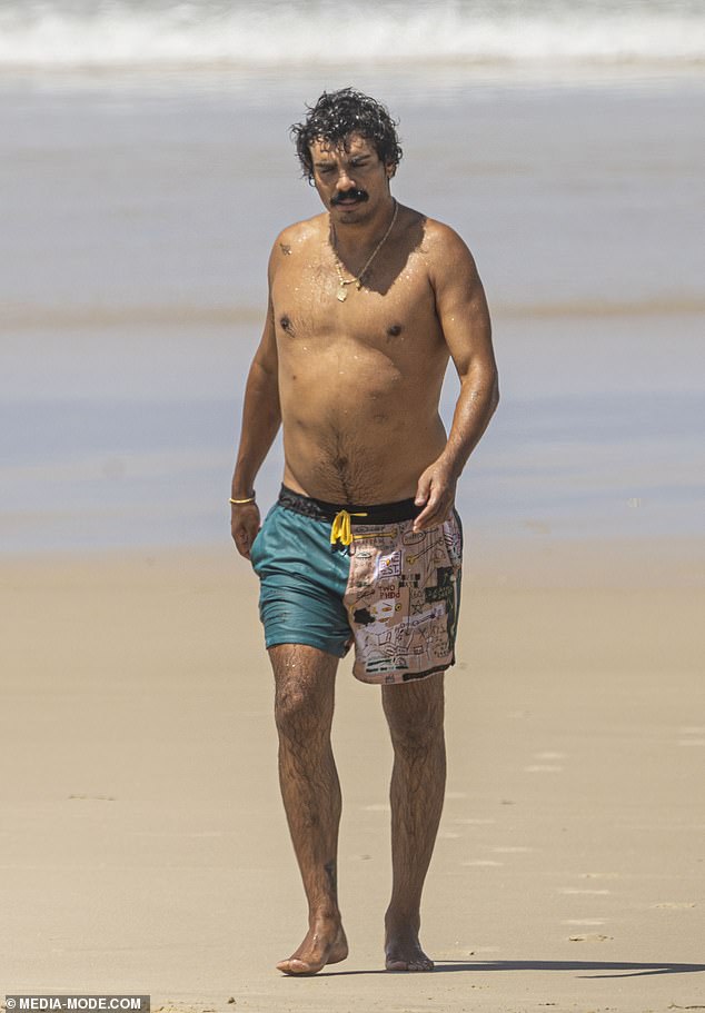 Tony je ljuljao svoje brkove s potpisom