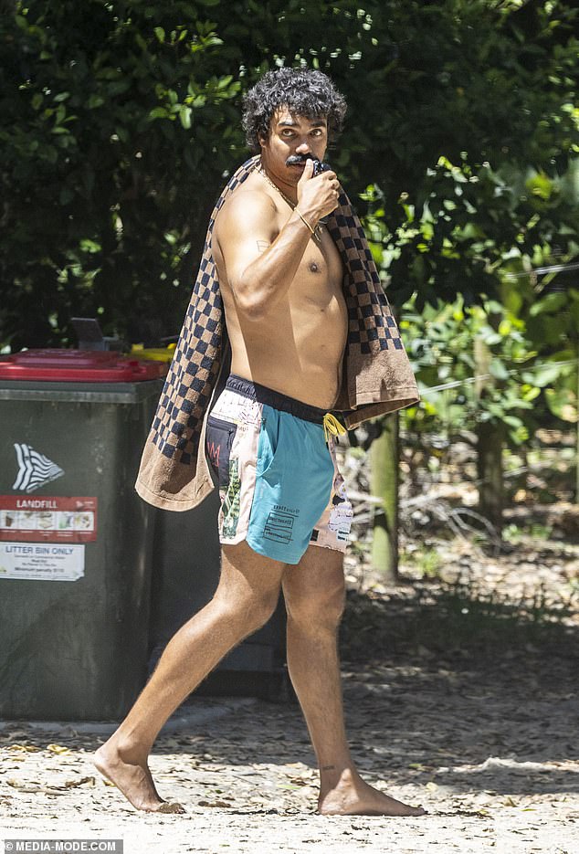 Tony je nosio par višebojnih i živopisnih kratkih kratkih hlača