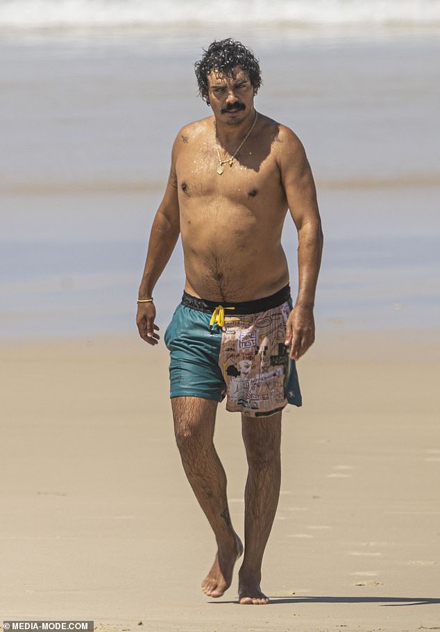 Pristupio je zlatnoj ogrlici i narukvicu na desnom zglobu