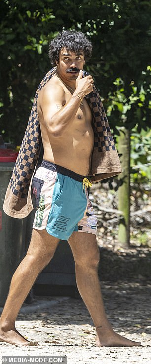 Bivši voditelj ABC News Breakfast, 35, uočen je kako se hladi s brzim plivanjem