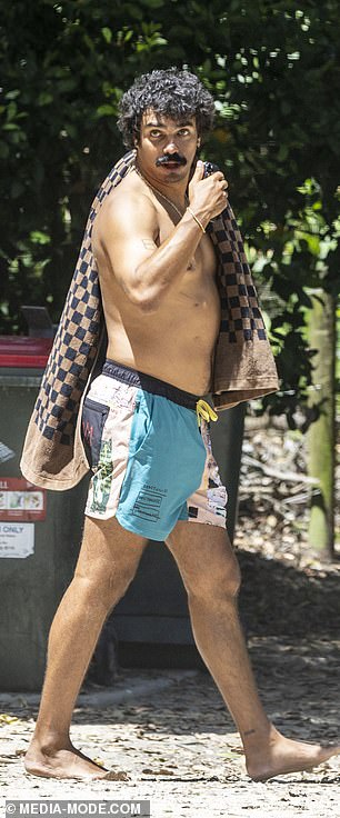 Bivši voditelj ABC News Breakfast, 35, uočen je kako se hladi s brzim plivanjem