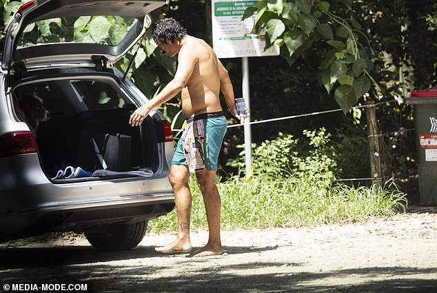 Utovario je svoj ručnik prije nego što je napustio turističku žarišnu točku