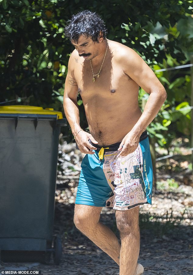 Tony je izveo mokru kosu dok je odlazio na mirnu plažu