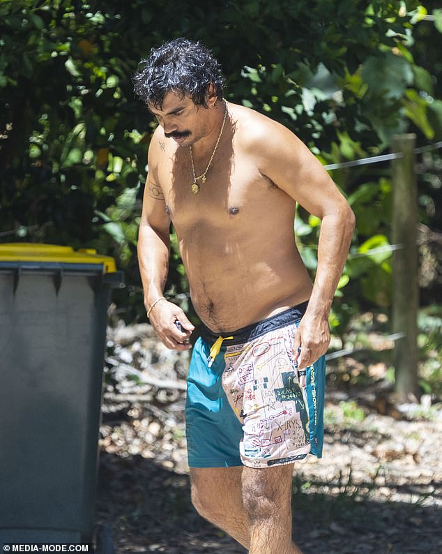 Vratio se natrag u svoj automobil s kratkim hlačama koje su još uvijek kapljale mokro od brzog uranjanja