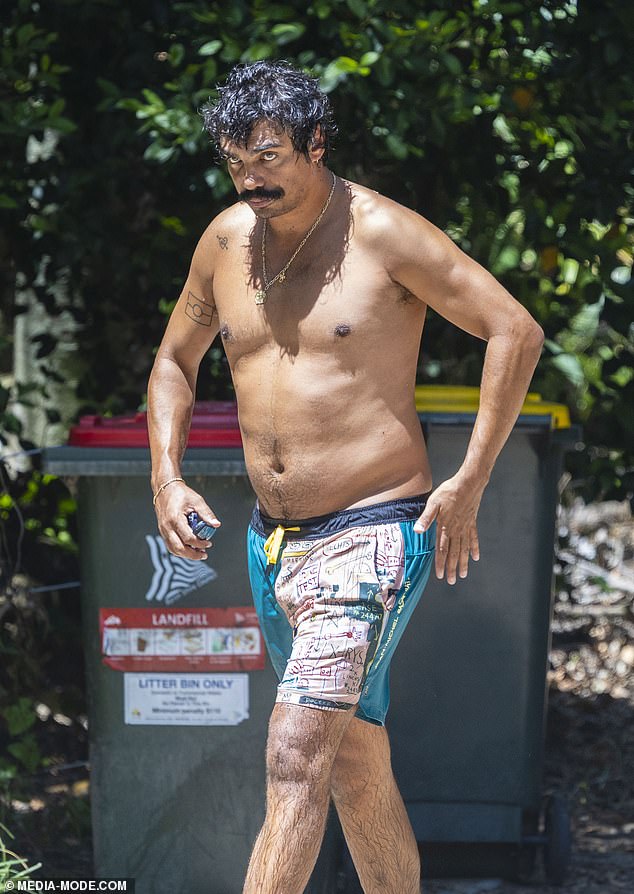 Nosio je ključeve automobila u jednoj ruci dok je s drugom četkao pijesak s ploča