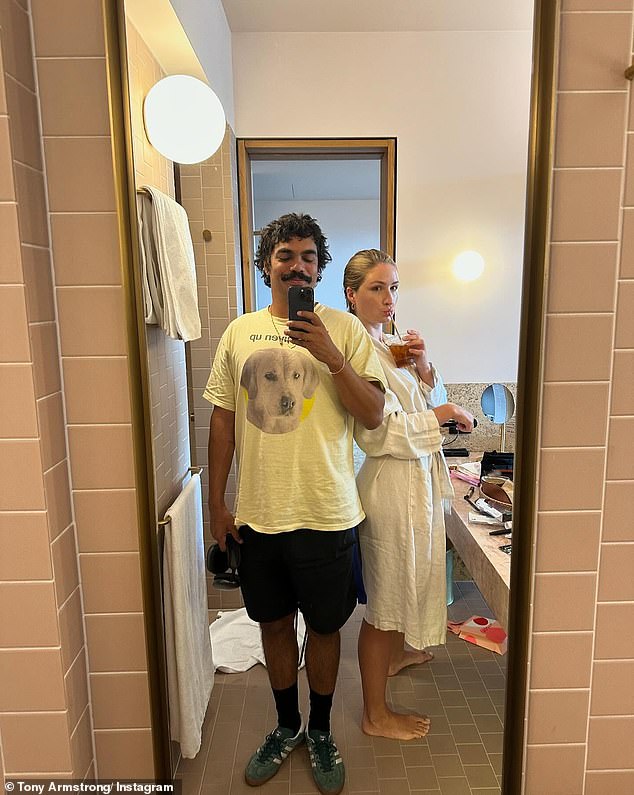 Tony je prisustvovao Rona's Brisbane nogu festivala i napisao gasing post svojoj djevojci, dok su obojica boravili u gradskom hotelu Calile