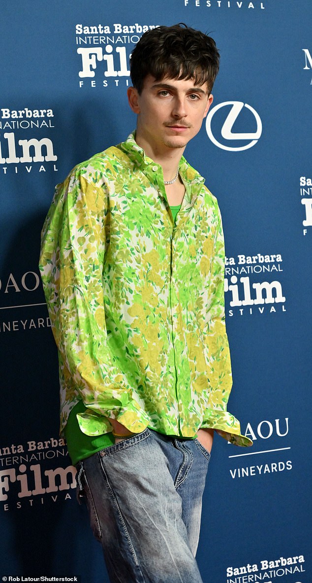 29-godišnji glumac nominirani za Oscara debitirao je pixie frizuru s njegovom tamnom kosom nasjeckanu na stranama s naletom šiške sprijeda