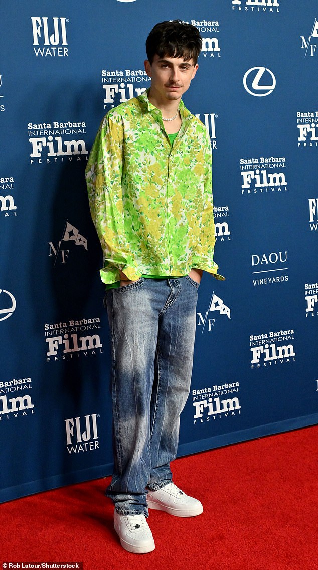 Kako bi nadopunio novu frizuru, nosio je jednako privlačnu odjeću koja je uključivala vapno zelenu košulju sa apstraktnim cvjetnim uzorkom