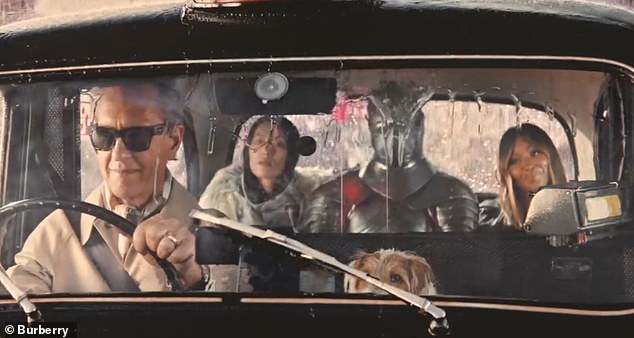 U Naomijevom filmu vidi se kako se skloni od kiše tako što je kliznula u stražnji dio crne kabine - koju je upravljao Richard E. Grant - gdje joj se pridružuje doslovni vitez u Shining Armouru.