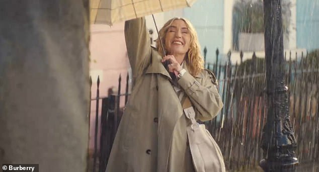 Isplativši počast praznu, Kate razmišlja o odmoru u kući u svom filmu, međutim, ona se neželi napustiti London, priznajući 'Nedostajala bih kiša', baš kao što se javlja pljusak