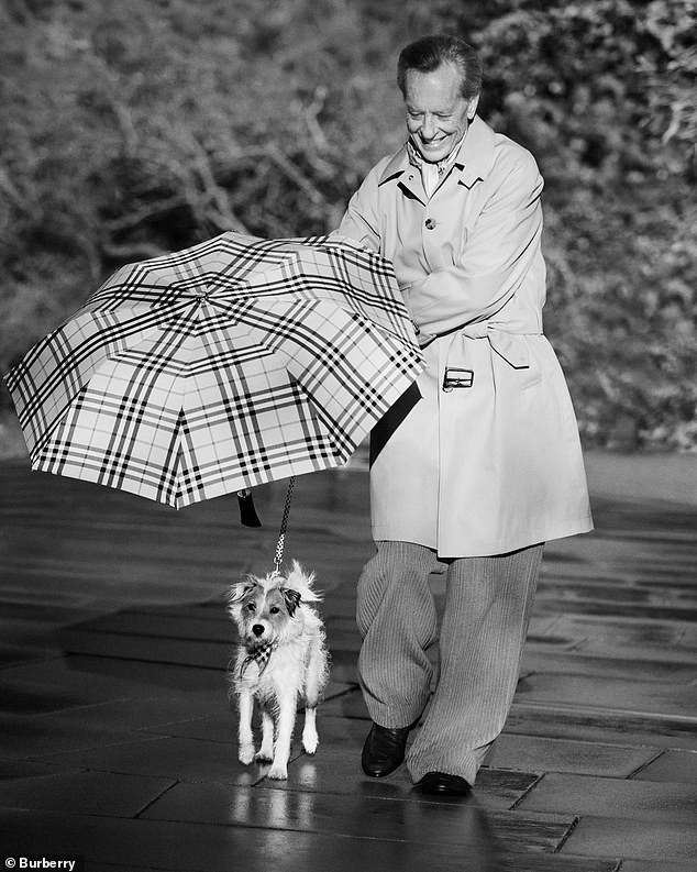 Richard se također pojavljuje u drugom filmu, koristeći kišobran Burberry Check kako bi zaštitio svog malog psa Thomasa, nazvan po osnivaču tvrtke