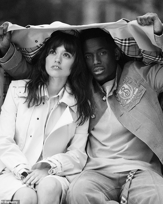 Dok uživa u kvalitetnom vremenu sa svojim kućnim ljubimcem, Aimee Lou Wood i Micheal Ward viđeni su kako uživaju u pikniku, naginjući se poljupcu prije nego što kiša prekine njihov romantični trenutak