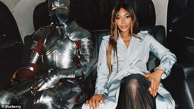 Naomi je izgledala nevjerojatno u jednom od kaputa zaštitnih znakova marke u paru s čistom suknjom