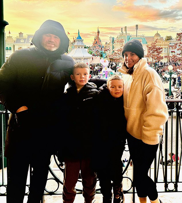 Par je pozirao za simpatični snimak njihovog klana - minus Kai, 15, i Klay, 12, koji su ostali kod kuće - s prostiranim kulama i vožnjama ikoničnog mjesta u pozadini