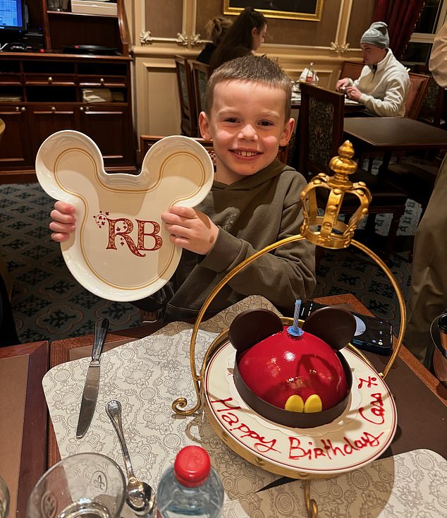 Jedna simpatična slika vidi kako je Cass predstavio luksuzni rođendanski kolač Mickey Mouse u restoranu atrakcije