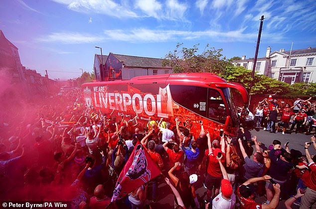Liverpoolov autobus bio je na raspolaganju da pokupi igrače nakon što su odletjeli iz Plymouth -a
