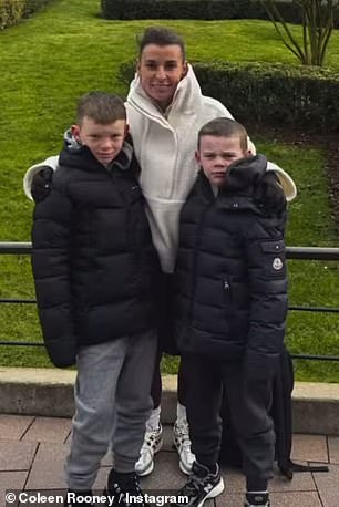 Brnula je ogroman osmijeh dok se mazila svojim voljenim sinovima