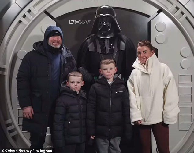 Dokazujući se kao ogromni fanatici Ratova zvijezda, također su pozirali s Darth Vaderom tijekom jednog dijela posjeta