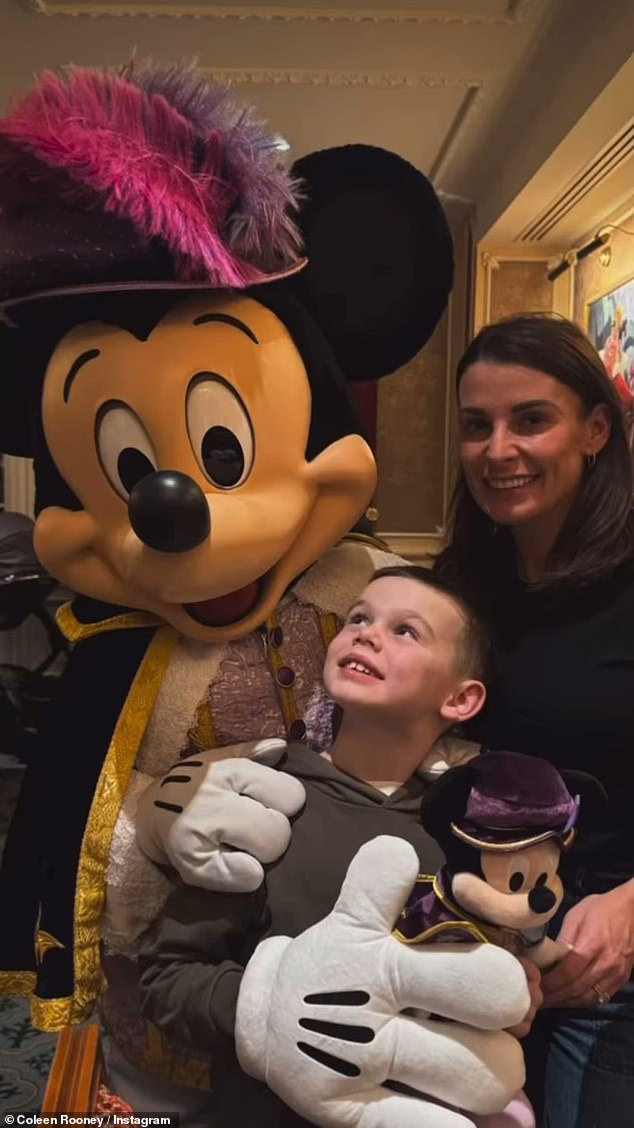 Coleen i Cass pozirali su s Mickey Mouseom dok se mladić činio oduševljenim što su upoznali ikonični lik