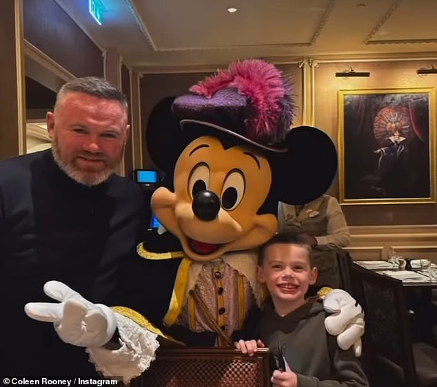 Coleen je osvijetlila koliko joj je to značilo da se Wayne pridruži djeci na putovanju u Pariz u natpisu, jer on 'ne može uvijek' zbog svojih radnih obveza