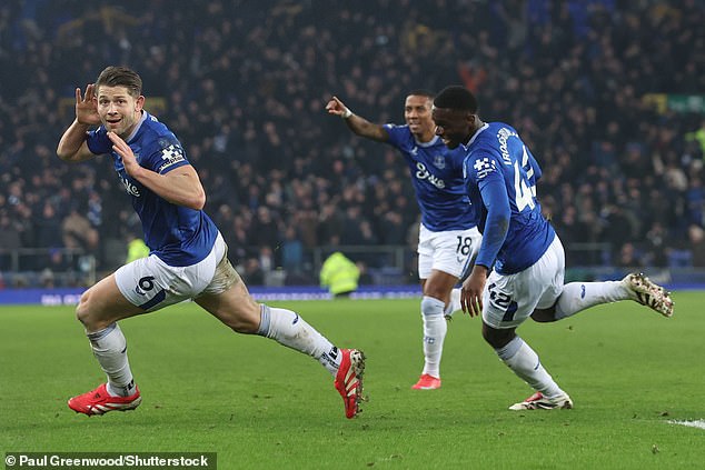 James Tarkowski dao je čuvenom starom tlu dolikuje se Merseyside derbi s zadivljujućim pola voleja u vremenu zaustavljanja