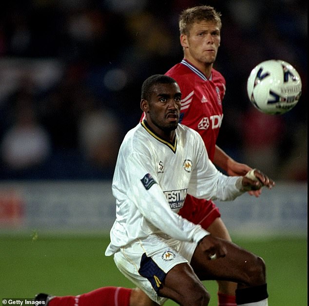Bedeau (na slici Torquay 1998.) također je igrao za slične Walsall, Bury i Barnsley