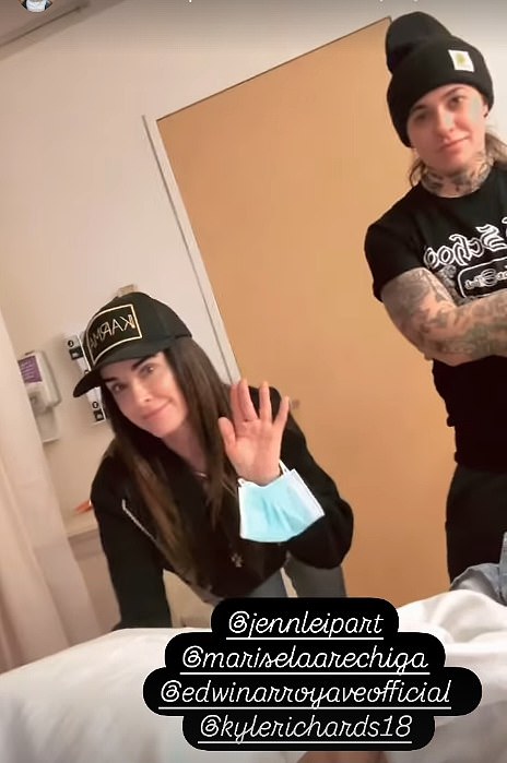 Dok je prebacila kameru oko bolničke sobe, Teddi je otkrio da su prijatelji Kyle Richards i Morgan Wade stajali u blizini kreveta, a njezin bivši Edwin Arroyave također je sjedio u blizini