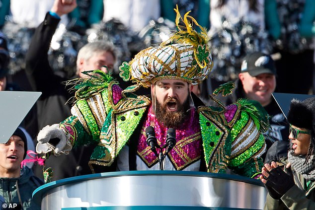 Umirovljeni centar Jason Kelce održao je zloglasan govor u odijelu Mummers 2018. godine