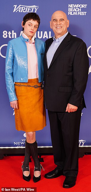 U međuvremenu, Emma je uzela šareniji pristup za svoj izgled crvenog tepiha