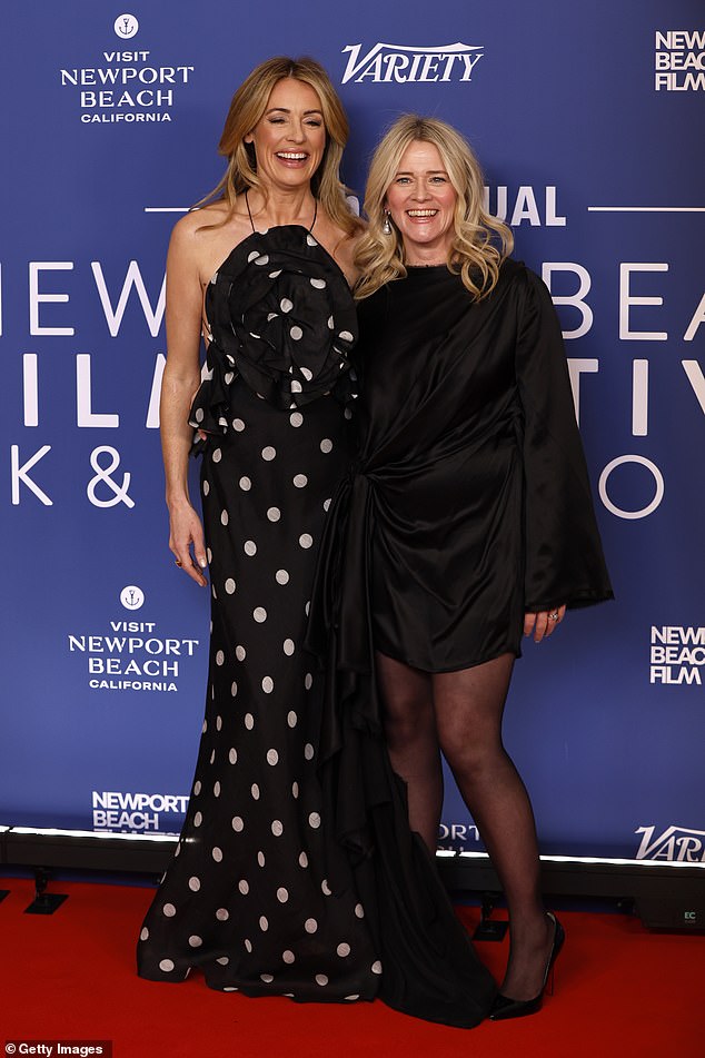 Ljepotici se pridružila i njezina suorganizator Edith Bowman koja je izrezala elegantnu figuru u satenskoj crnoj mini haljini