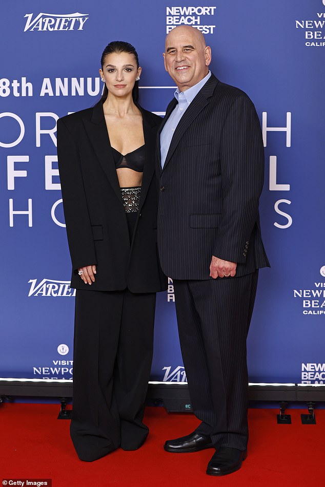 U međuvremenu, Marisa je svoj izgled upalila s elegantnim crnim hlačama, koje su bile ukrašene dijamantskim ukrasom u struku, dok je pozirala oluju uz Gregg Schwenk