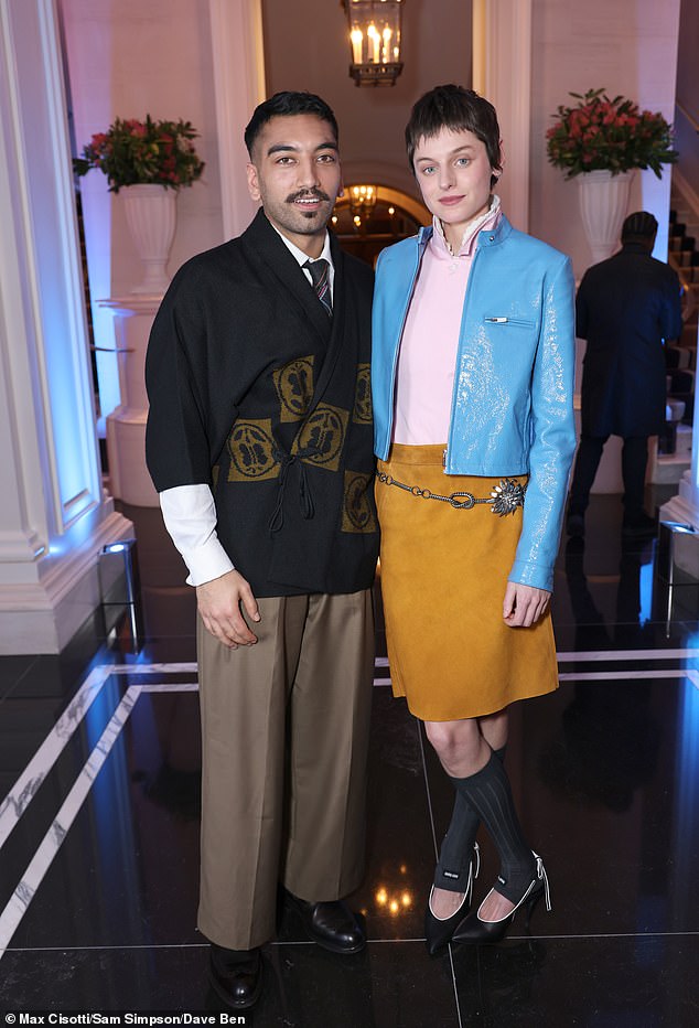 Emma je svoj izgled završila s crnim čarapama visokim koljenima i dodala centimetara na njihovu visinu šiljastim crnim sudskim potpeticama (na slici s Nabhaan Rizwan)