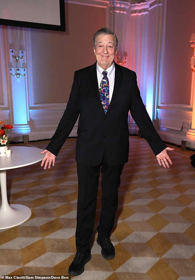 Stephen Fry izgledao je nevjerojatno dapper u crnom blejzeru i odgovarajućim hlačama