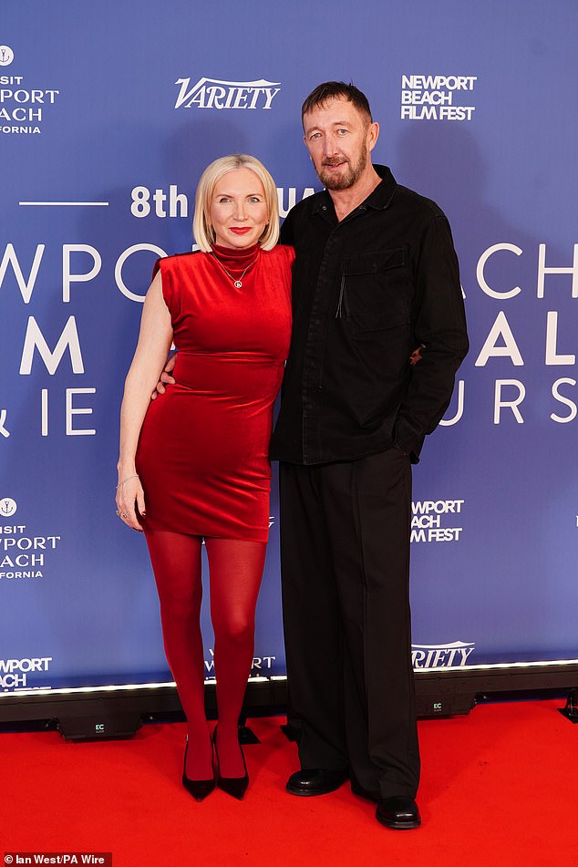 U međuvremenu, Ali Ineson izgledao je nevjerojatno u mini haljini od crvenog baršuna dok se pridružila suprugu Ralphu na crvenom tepihu