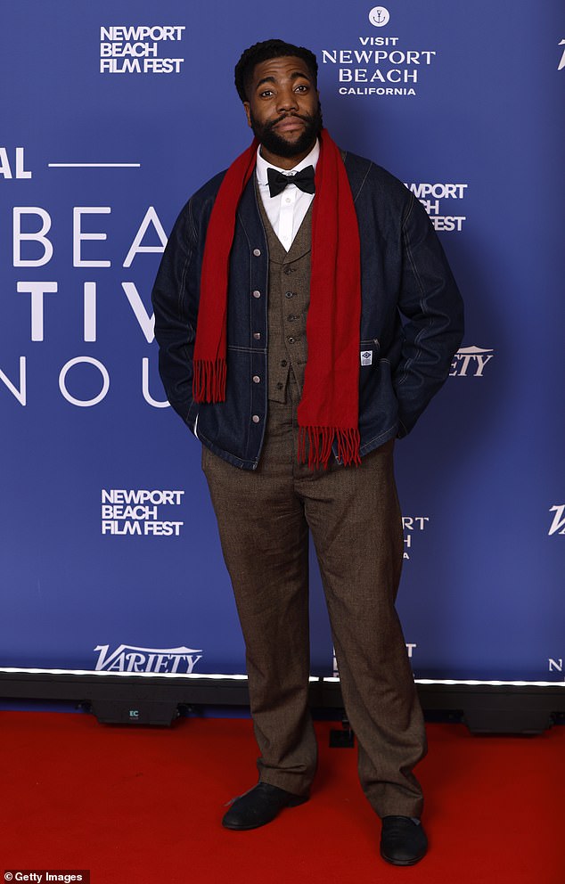 Fehinti Balogun je za svoj izgled crvenog tepiha izveo smeđe koord i plavu traper jaknu