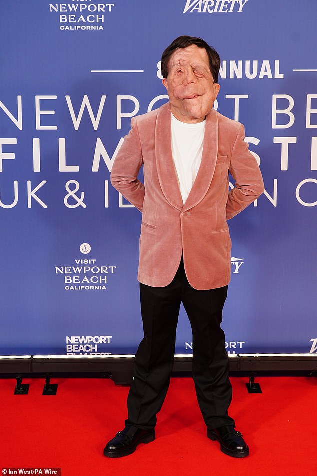 U međuvremenu, Adam Pearson izgledao je lukavo u rumenilu velura i crnim krojenim hlačama