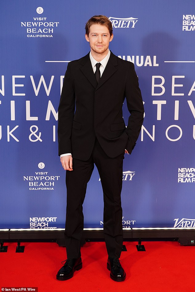 Joe Alwyn izgledao je nevjerojatno dapper u crnom odijelu dok je stigao na događaj