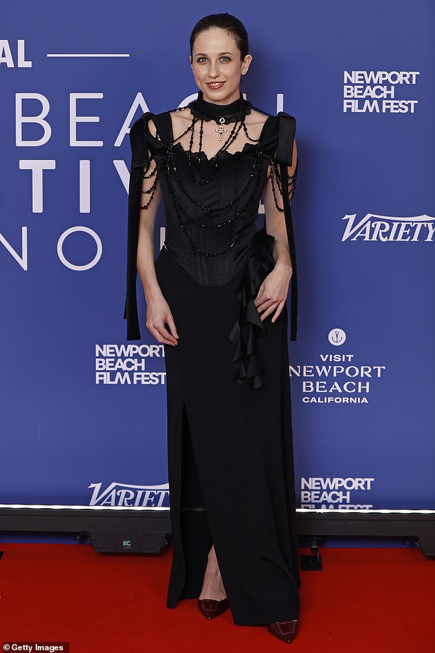 Harriet Cains probudila se u crnoj haljini od korzeta u kojoj je bilo uljepšavanje perle od gotičkog stila na prsima