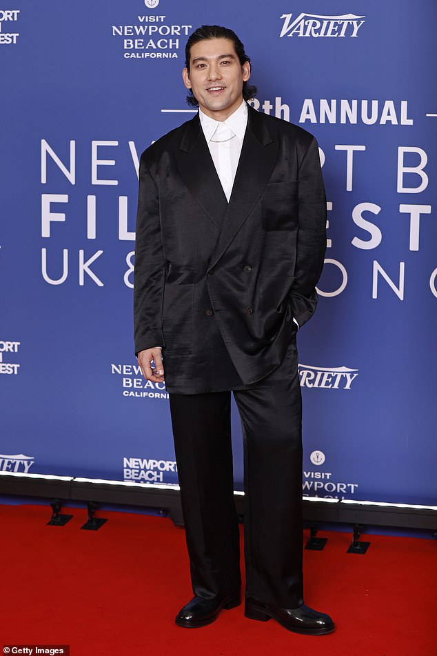 Will Sharpe je izveo crno satensko odijelo koje se sastojalo od dvostrukog blesava i odgovarajućih hlača