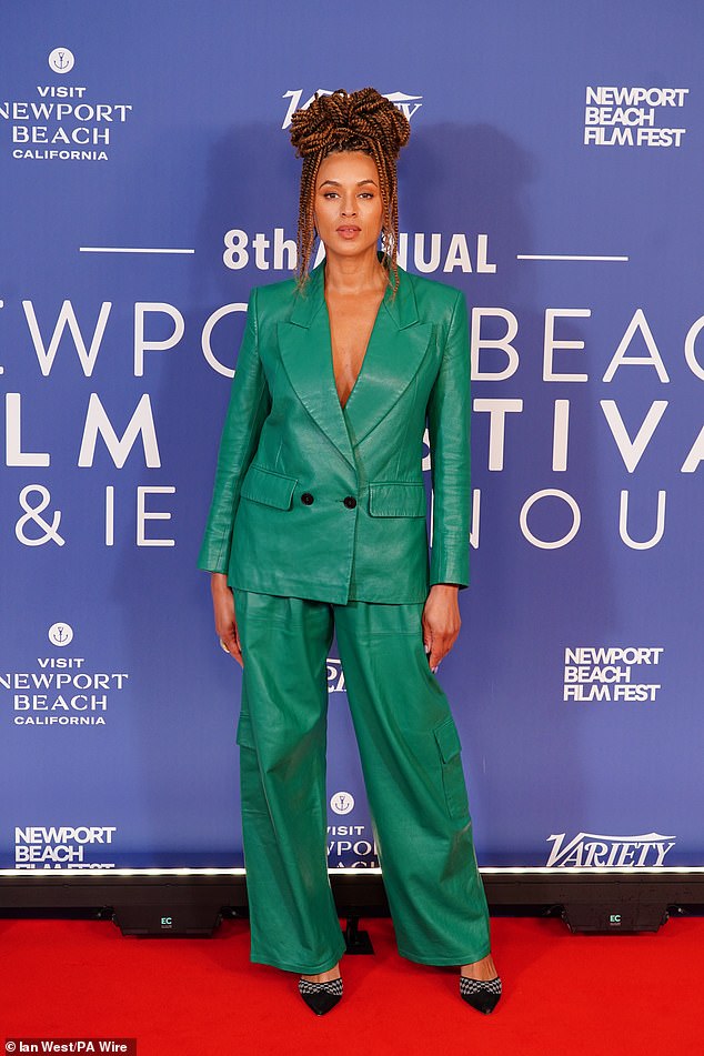 U međuvremenu, Michelle de Swarte zapovjedila je pažnju u zelenoj kožnoj blejzeru i teretnim hlačama