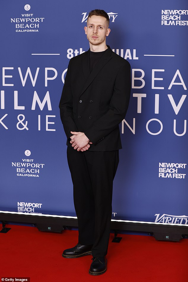 Dok se zvijezda seksualnog obrazovanja George Somner odlučio za potpuno crno odijelo za večer