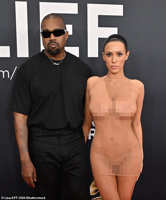 Osim što ga je Hollywood okrenuo, Kanye se navodno suočava s drugim razvodom, jer se on i supruga Bianca Censori, 30, razdvojili samo 11 dana nakon golog štosa na Grammys (na slici)