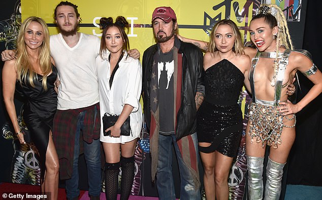 Ali za djecu Billyja Raya, ovo nije bio samo sramotan nastup. Obiteljski insajderi isključivo kažu Daily Mailu da su to smatrali zastrašujućim javnim dokazom o ocu mentalnog i fizičkog pada. (Na slici LR: Tish, Braison, Noah, Billy Ray, Brandi i Miley Cyrus 2015.).