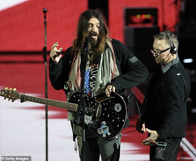 Kosa mu je bila prljava i zapetljana. Glas mu je slomio dok je ljutito pucao kod pomoćnika da njegova gitara ne radi. (Na slici: Billy Ray Cyrus u Liberty Ball).