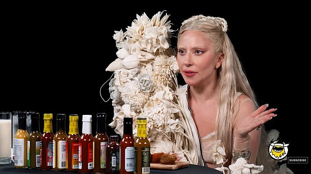 Na pitanje da se prisjeti 'najbližeg' ona je otišla da se udalji od umjetnika, pjevačica je priznala da je ovo 